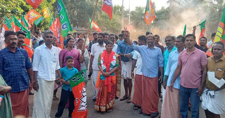 പള്ളിക്കര പഞ്ചായത്ത് പെരുന്തട്ട വാര്‍ഡില്‍ നടന്ന ആഹ്ലാദ പ്രകടനം