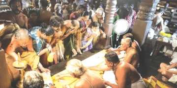 ഗുരുവായൂര്‍ക്ഷേത്രം കൂത്തമ്പലത്തില്‍ ദ്വാദശിദിനമായ ഇന്നലെ അഗ്നിഹോത്രികള്‍ക്ക് ഭക്തര്‍ ദ്വാദശിപ്പണം സമര്‍പ്പിക്കുന്നു