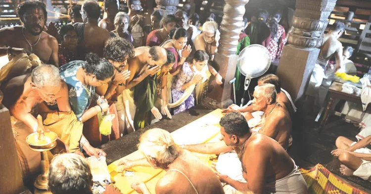 ഗുരുവായൂര്ക്ഷേത്രം കൂത്തമ്പലത്തില് ദ്വാദശിദിനമായ ഇന്നലെ അഗ്നിഹോത്രികള്ക്ക് ഭക്തര് ദ്വാദശിപ്പണം സമര്പ്പിക്കുന്നു