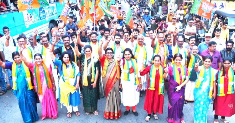 പാലക്കാട് വിജയിച്ച എന്‍ഡിഎ സ്ഥാനാര്‍ത്ഥികള്‍ മുതിര്‍ന്ന നേതാക്കള്‍ക്കും പ്രവര്‍ത്തകര്‍ക്കുമൊപ്പം ആഹ്ലാദ പ്രകടനത്തില്‍