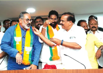 ബിജെപി നേതാക്കള്‍ക്കൊപ്പം വിജയം ആഘോഷിക്കുന്ന രാജീവ് ചന്ദ്രശേഖര്‍