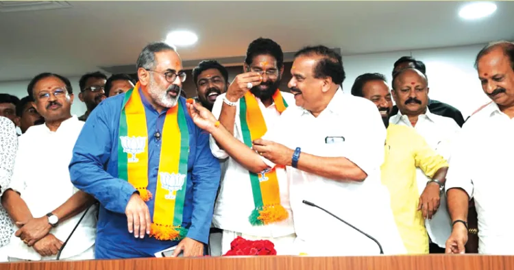 ബിജെപി നേതാക്കള്‍ക്കൊപ്പം വിജയം ആഘോഷിക്കുന്ന രാജീവ് ചന്ദ്രശേഖര്‍