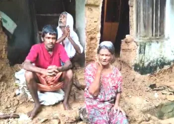 കുന്നത്തുകാല്‍ ഗ്രാമപഞ്ചായത്തിലെ ഇളന്തോട്ടത്ത് കാലായില്‍ പുത്തന്‍വീട്ടില്‍ സുഭദ്രയും സഹോദരങ്ങളും ഇടിഞ്ഞ് പൊളിഞ്ഞ വീടിനു മുന്നില്‍. ശാരീരിക അവശതയും മാനസിക ബുദ്ധിമുട്ടുമുള്ള ഇവര്‍ക്ക് വീട് നല്‍കുവാന്‍ അധികൃതര്‍ തയാറായിട്ടില്ല