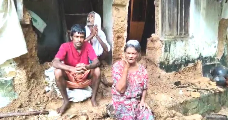 കുന്നത്തുകാല്‍ ഗ്രാമപഞ്ചായത്തിലെ ഇളന്തോട്ടത്ത് കാലായില്‍ പുത്തന്‍വീട്ടില്‍ സുഭദ്രയും സഹോദരങ്ങളും ഇടിഞ്ഞ് പൊളിഞ്ഞ വീടിനു മുന്നില്‍. ശാരീരിക അവശതയും മാനസിക ബുദ്ധിമുട്ടുമുള്ള ഇവര്‍ക്ക് വീട് നല്‍കുവാന്‍ അധികൃതര്‍ തയാറായിട്ടില്ല