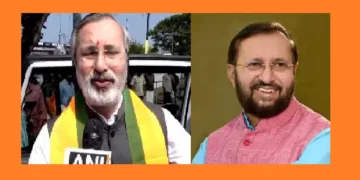 കേന്ദ്രമന്ത്രിയായിരുന്ന പ്രകാശ് ജാവദേക്കര്‍ (വലത്ത്) ഇപ്പോഴത്തെ പ്രകാശ് ജാവദേക്കര്‍ (ഇടത്ത്)