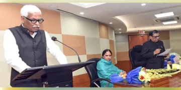 വിവരാവകാശ കമ്മീഷണര്‍ പി.ആര്‍. രമേശിന് മുഖ്യവിവരാവകാശ കമ്മീഷണര്‍ രാജ്കുമാര്‍ ഗോയല്‍ സത്യവാചകം ചൊല്ലിക്കൊടുക്കുന്നു.