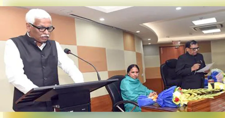 വിവരാവകാശ കമ്മീഷണര്‍ പി.ആര്‍. രമേശിന് മുഖ്യവിവരാവകാശ കമ്മീഷണര്‍ രാജ്കുമാര്‍ ഗോയല്‍ സത്യവാചകം ചൊല്ലിക്കൊടുക്കുന്നു.