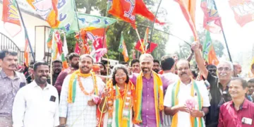 വിജയിച്ച എന്‍ഡിഎ സ്ഥാനാര്‍ത്ഥികളെ സ്വീകരിക്കുന്നു. കാവുംഭാഗം ദേവസ്വം ബോര്‍ഡ് സ്‌കൂളില്‍ നിന്നൊരു ദൃശ്യം