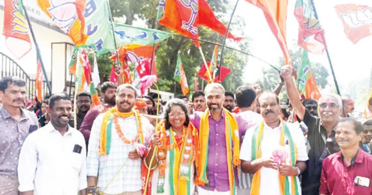 വിജയിച്ച എന്‍ഡിഎ സ്ഥാനാര്‍ത്ഥികളെ സ്വീകരിക്കുന്നു. കാവുംഭാഗം ദേവസ്വം ബോര്‍ഡ് സ്‌കൂളില്‍ നിന്നൊരു ദൃശ്യം