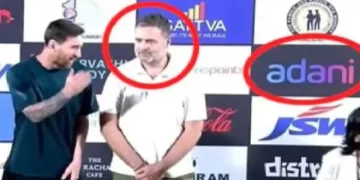 ഹൈദരാബാദില്‍ നടന്ന ചടങ്ങില്‍ രാഹുല്‍ ഗാന്ധി മെസ്സിയെ കാണുന്നു. ഈ പരിപാടി സ്പോണ്‍സര്‍ ചെയ്തതില്‍ പ്രധാന അദാനിയായിരുന്നു. ചിത്രത്തില്‍ ചുവന്ന വളയത്തില്‍ അദാനി എന്ന് എഴുതിയത് കാണാം.