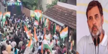 കേരളത്തില്‍ നടന്ന കോണ്‍ഗ്രസ് ആഹ്ളാദപ്രകടനം (ഇടത്ത്)