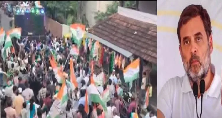 കേരളത്തില്‍ നടന്ന കോണ്‍ഗ്രസ് ആഹ്ളാദപ്രകടനം (ഇടത്ത്)