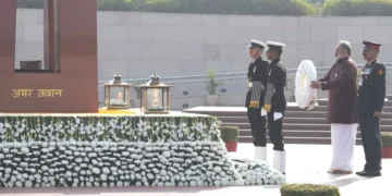 വിജയദിവസത്തില്‍ ന്യൂദല്‍ഹിയിലെ ദേശീയ യുദ്ധസ്മാരകത്തില്‍ ബിജെപി സംസ്ഥാന അധ്യക്ഷന്‍ രാജീവ്
ചന്ദ്രശേഖര്‍ പുഷ്പചക്രം അര്‍പ്പിക്കുന്നു.