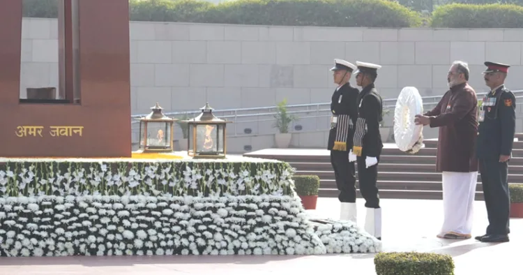 വിജയദിവസത്തില്‍ ന്യൂദല്‍ഹിയിലെ ദേശീയ യുദ്ധസ്മാരകത്തില്‍ ബിജെപി സംസ്ഥാന അധ്യക്ഷന്‍ രാജീവ്
ചന്ദ്രശേഖര്‍ പുഷ്പചക്രം അര്‍പ്പിക്കുന്നു.