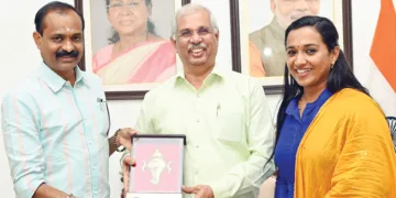 ലോക്ഭവനില്‍ എത്തിയ തിരുവനന്തപുരം കോര്‍പറേഷന്‍ മേയര്‍ അഡ്വ. വി.വി. രാജേഷും ഡെപ്യൂട്ടി മേയര്‍ ആശാനാഥും ഗവര്‍ണര്‍ രാജേന്ദ്ര വിശ്വനാഥ് ആര്‍ലേക്കറിന് കോര്‍പ്പറേഷന്റെ ഉപഹാരം സമ്മാനിക്കുന്നു