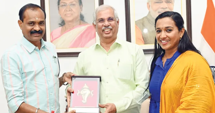 ലോക്ഭവനില്‍ എത്തിയ തിരുവനന്തപുരം കോര്‍പറേഷന്‍ മേയര്‍ അഡ്വ. വി.വി. രാജേഷും ഡെപ്യൂട്ടി മേയര്‍ ആശാനാഥും ഗവര്‍ണര്‍ രാജേന്ദ്ര വിശ്വനാഥ് ആര്‍ലേക്കറിന് കോര്‍പ്പറേഷന്റെ ഉപഹാരം സമ്മാനിക്കുന്നു