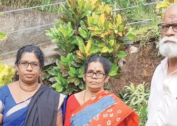 റോഡ് നിര്‍മിതിയിലെ പിഴവില്‍ പ്രതിഷേധിച്ച് കറുത്ത ഷാള്‍ ധരിച്ച് നടത്തിയ വോട്ട് അഭ്യര്‍ത്ഥനയ്ക്കിടെ കെ.എസ്. രമണിയും പ്രവര്‍ത്തകരും