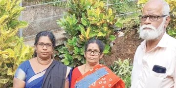 റോഡ് നിര്‍മിതിയിലെ പിഴവില്‍ പ്രതിഷേധിച്ച് കറുത്ത ഷാള്‍ ധരിച്ച് നടത്തിയ വോട്ട് അഭ്യര്‍ത്ഥനയ്ക്കിടെ കെ.എസ്. രമണിയും പ്രവര്‍ത്തകരും