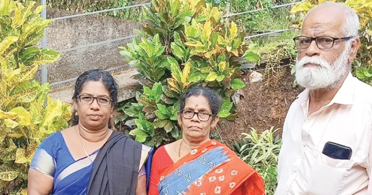 റോഡ് നിര്‍മിതിയിലെ പിഴവില്‍ പ്രതിഷേധിച്ച് കറുത്ത ഷാള്‍ ധരിച്ച് നടത്തിയ വോട്ട് അഭ്യര്‍ത്ഥനയ്ക്കിടെ കെ.എസ്. രമണിയും പ്രവര്‍ത്തകരും