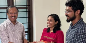 പോസ്റ്റൽ അസിസ്റ്റൻറ് ആയി സേവനം ചെയ്യുന്ന തിരുവനന്തപുരം സ്വദേശിനി രേഷ്മ മേരിയെ കാണുന്ന മുതിര്‍ന്ന ബിജെപി നേതാവ് വി. മുരളീധരന്‍