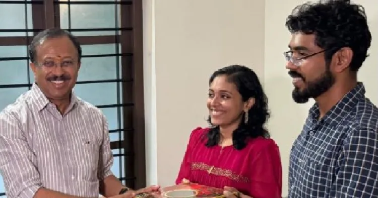 പോസ്റ്റൽ അസിസ്റ്റൻറ് ആയി സേവനം ചെയ്യുന്ന തിരുവനന്തപുരം സ്വദേശിനി രേഷ്മ മേരിയെ കാണുന്ന മുതിര്‍ന്ന ബിജെപി നേതാവ് വി. മുരളീധരന്‍