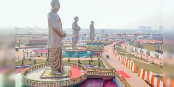 പ്രധാനമന്ത്രി നരേന്ദ്ര മോദി കഴിഞ്ഞദിവസം ഉദ്ഘാടനം ചെയ്ത ലഖ്നൗവിലെ രാഷ്ട്രപ്രേരണ സ്ഥലിലെ ഡോ. ശ്യാമപ്രസാദ് മുഖര്‍ജി, പണ്ഡിറ്റ് ദീന്‍ദയാല്‍ ഉപാധ്യായ, അടല്‍ ബിഹാരി വാജ്പേയി എന്നിവരുടെ 65 അടി ഉയരമുള്ള വെങ്കലപ്രതിമകള്‍