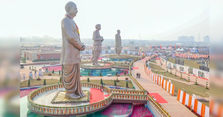 പ്രധാനമന്ത്രി നരേന്ദ്ര മോദി കഴിഞ്ഞദിവസം ഉദ്ഘാടനം ചെയ്ത ലഖ്നൗവിലെ രാഷ്ട്രപ്രേരണ സ്ഥലിലെ ഡോ. ശ്യാമപ്രസാദ് മുഖര്‍ജി, പണ്ഡിറ്റ് ദീന്‍ദയാല്‍ ഉപാധ്യായ, അടല്‍ ബിഹാരി വാജ്പേയി എന്നിവരുടെ 65 അടി ഉയരമുള്ള വെങ്കലപ്രതിമകള്‍