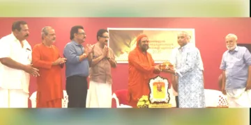 ഇടമണ്ണേല്‍ വി. സുഗുണാനന്ദന്‍ സ്മാരക കഥകളി പുരസ്‌കാരം സദനം വിജയന്‍ വാര്യര്‍ക്ക് മാതാ അമൃതാനന്ദമയീ മഠം ജനറല്‍ സെക്രട്ടറി സ്വാമി പൂര്‍ണാമൃതാനന്ദപുരി സമ്മാനിക്കുന്നു