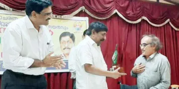 2019 എറണാകുളം ബിടിഎച്ചില്‍ നടന്ന ചടങ്ങില്‍ ശ്രീനിവാസന് സക്ഷമയുടെ ആദരവ് അന്നത്തെ സംസ്ഥാന അധ്യക്ഷന്‍ എന്‍.ആര്‍. മേനോന്‍ സമര്‍പ്പിക്കുന്നു