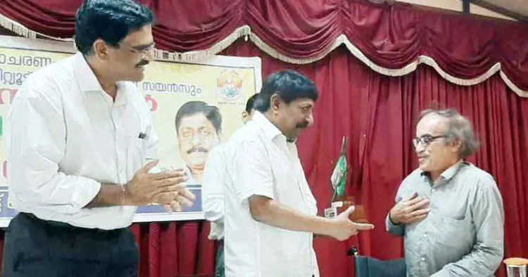 2019 എറണാകുളം ബിടിഎച്ചില്‍ നടന്ന ചടങ്ങില്‍ ശ്രീനിവാസന് സക്ഷമയുടെ ആദരവ് അന്നത്തെ സംസ്ഥാന അധ്യക്ഷന്‍ എന്‍.ആര്‍. മേനോന്‍ സമര്‍പ്പിക്കുന്നു