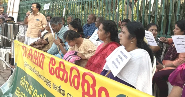 സക്ഷമ സെക്രട്ടേറിയറ്റിനു മുന്‍പില്‍ നടത്തിയ പ്രതിഷേധ ധര്‍ണയില്‍ സംസ്ഥാന സംഘടനാ സെക്രട്ടറി പി. സുഭാഷ് മുഖ്യ പ്രഭാഷണം നടത്തുന്നു