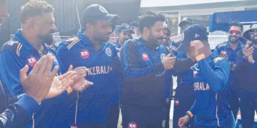 സയ്യിദ് മുഷ്താഖ് അലി ക്രിക്കറ്റ് ടൂര്‍ണ്ണമെന്റില്‍ കേരളത്തിന് വേണ്ടി ആദ്യമായി കളിക്കാനിറങ്ങിയ വിഘ്‌നേശ് പുത്തൂരിന് ക്യാപ്റ്റന്‍ സഞ്ജു സാംസണ്‍ ടീം ക്യാപ്പ് നല്‍കിയപ്പോള്‍