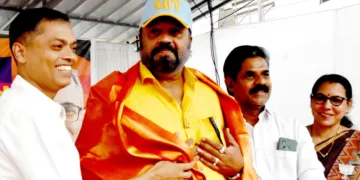 രവിപുരത്ത് എന്‍ഡിഎ തെരഞ്ഞെടുപ്പ് കണ്‍വെന്‍ഷനെത്തിയ കേന്ദ്രമന്ത്രി സുരേഷ്‌ഗോപിയെ സ്ഥാനാര്‍ത്ഥി സി.ജി. രാജഗോപാല്‍ സ്വീകരിക്കുന്നു