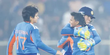 ദീപ്തി ശര്‍മ സഹതാരങ്ങളായ റിച്ചാഘോഷിനും ഷെഫാലി വര്‍മയ്ക്കുമൊപ്പം വിക്കറ്റ് നേട്ടം ആഘോഷിക്കുന്നു