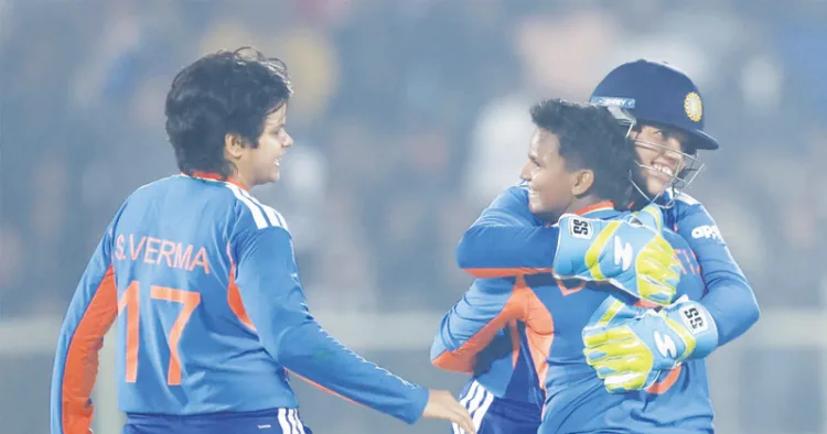 ദീപ്തി ശര്‍മ സഹതാരങ്ങളായ റിച്ചാഘോഷിനും ഷെഫാലി വര്‍മയ്ക്കുമൊപ്പം വിക്കറ്റ് നേട്ടം ആഘോഷിക്കുന്നു