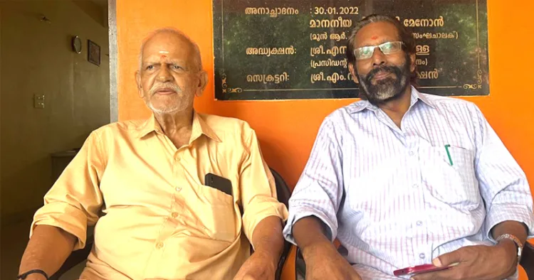 അമ്പാടി സേവാകേന്ദ്രത്തില്‍ എം. ശിവദാസ ( ഇടത്ത്) നൊപ്പം ലേഖകന്‍