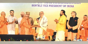 ശിവഗിരി തീര്‍ത്ഥാടനത്തിന്റെ ഉദ്ഘാടന ചടങ്ങില്‍ ഉപരാഷ്ട്രപതി സി.പി. രാധാകൃഷ്ണന്് ശിവഗിരി ധര്‍മസംഘം ട്രസ്റ്റ് പ്രസിഡന്റ് സ്വാമി സച്ചിദാനന്ദ ശ്രീനാരായണഗുരുവിന്റെ ശില്‍പം സമ്മാനിക്കുന്നു. സ്വാമി ശാരദാനന്ദ, മന്ത്രി എം.ബി. രാജേഷ്, ഗവര്‍ണര്‍ രാജേന്ദ്ര വിശ്വനാഥ് ആര്‍ലേക്കര്‍, കേന്ദ്രമന്ത്രി സുരേഷ്‌ഗോപി, ശശി തരൂര്‍ എംപി, സ്വാമി ശുഭാംഗാനന്ദ എന്നിവര്‍ സമീപം