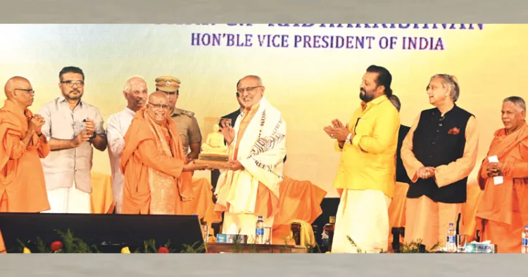 ശിവഗിരി തീര്‍ത്ഥാടനത്തിന്റെ ഉദ്ഘാടന ചടങ്ങില്‍ ഉപരാഷ്ട്രപതി സി.പി. രാധാകൃഷ്ണന്് ശിവഗിരി ധര്‍മസംഘം ട്രസ്റ്റ് പ്രസിഡന്റ് സ്വാമി സച്ചിദാനന്ദ ശ്രീനാരായണഗുരുവിന്റെ ശില്‍പം സമ്മാനിക്കുന്നു. സ്വാമി ശാരദാനന്ദ, മന്ത്രി എം.ബി. രാജേഷ്, ഗവര്‍ണര്‍ രാജേന്ദ്ര വിശ്വനാഥ് ആര്‍ലേക്കര്‍, കേന്ദ്രമന്ത്രി സുരേഷ്‌ഗോപി, ശശി തരൂര്‍ എംപി, സ്വാമി ശുഭാംഗാനന്ദ എന്നിവര്‍ സമീപം