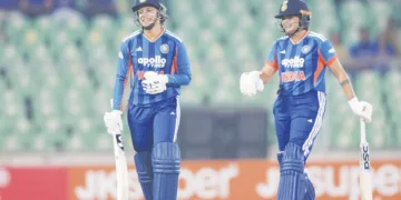 ഭാരത ഓപ്പണര്‍മാരായ സ്മൃതി മന്ദാനയും ഷഫാലി വര്‍മയും ശ്രീലങ്കയ്‌ക്കെതിരായ മത്സരത്തിനിടെ