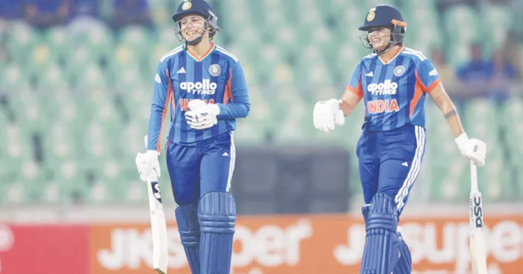 ഭാരത ഓപ്പണര്‍മാരായ സ്മൃതി മന്ദാനയും ഷഫാലി വര്‍മയും ശ്രീലങ്കയ്‌ക്കെതിരായ മത്സരത്തിനിടെ