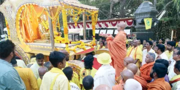 ശിവഗിരി തീര്‍ത്ഥാടന സമ്മേളന വേദിയില്‍ സ്ഥാപിക്കുന്നതിനുള്ള ഗുരുദേവ പഞ്ചലോഹ വിഗ്രഹം സന്ന്യാസി ശ്രേഷ്ഠര്‍ സ്വീകരിക്കുന്നു