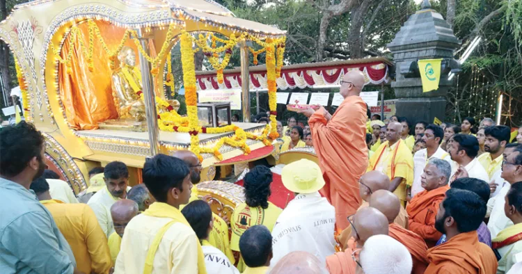 ശിവഗിരി തീര്‍ത്ഥാടന സമ്മേളന വേദിയില്‍ സ്ഥാപിക്കുന്നതിനുള്ള ഗുരുദേവ പഞ്ചലോഹ വിഗ്രഹം സന്ന്യാസി ശ്രേഷ്ഠര്‍ സ്വീകരിക്കുന്നു