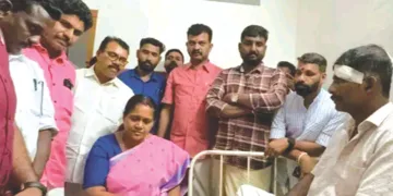 സിപിഎം, ഡിവൈഎഫ്ഐ ആക്രമണത്തില്‍ പരിക്കേറ്റവരെ ബിജെപി സംസ്ഥാന ജനറല്‍ സെക്രട്ടറി ശോഭ സുരേന്ദ്രന്‍ ആശുപത്രിയില്‍ സന്ദര്‍ശിക്കുന്നു