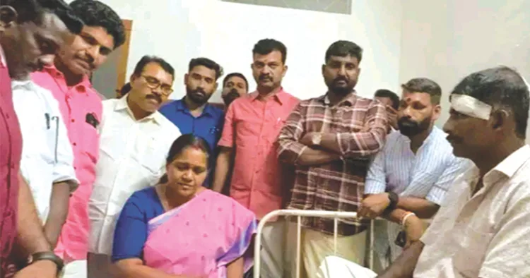 സിപിഎം, ഡിവൈഎഫ്ഐ ആക്രമണത്തില്‍ പരിക്കേറ്റവരെ ബിജെപി സംസ്ഥാന ജനറല്‍ സെക്രട്ടറി ശോഭ സുരേന്ദ്രന്‍ ആശുപത്രിയില്‍ സന്ദര്‍ശിക്കുന്നു