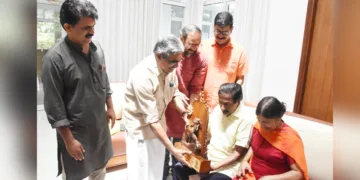 തപസ്യയുടെ മാടമ്പ് പുരസ്‌കാരം ശ്രീനിവാസന്
സംസ്ഥാന വര്‍ക്കിങ് പ്രസിഡന്റ് പ്രൊഫ. പി.ജി. ഹരിദാസ് സമ്മാനിച്ചപ്പോള്‍