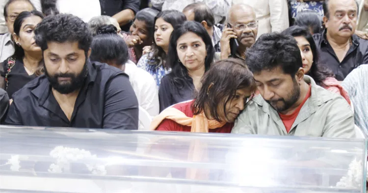 ടൗണ്‍ഹാളില്‍ ശ്രീനിവാസന്റെ ഭൗതികദേഹത്തിനരികെ ഭാര്യ വിമല മക്കളായ വിനീത്, ധ്യാന്‍