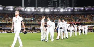 ബ്രിസ്‌ബേനിലെ ഗബ്ബാ സ്‌റ്റേഡിയത്തില്‍ നടന്ന രണ്ടാം ആഷസ് മത്സരത്തിന് ശേഷം ഇംഗ്ലണ്ട് ക്യാപ്റ്റന്‍ ബെന്‍ സ്റ്റോക്‌സും സഹതാരങ്ങളും മൈതാനം വിടുന്നു