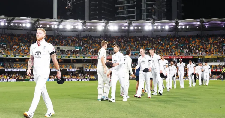 ബ്രിസ്‌ബേനിലെ ഗബ്ബാ സ്‌റ്റേഡിയത്തില്‍ നടന്ന രണ്ടാം ആഷസ് മത്സരത്തിന് ശേഷം ഇംഗ്ലണ്ട് ക്യാപ്റ്റന്‍ ബെന്‍ സ്റ്റോക്‌സും സഹതാരങ്ങളും മൈതാനം വിടുന്നു