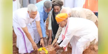 കോഴിക്കോട് കോട്ടൂളിയില്‍ വനവാസി വികാസകേന്ദ്രം സംസ്ഥാന ആസ്ഥാനം ഭാസ്‌കര്‍റാവു സ്മാരക ഗോത്ര
പഠന ഗവേഷണ കേന്ദ്രത്തിന് അഖില ഭാരതീയ വനവാസി കല്യാണാശ്രമം ദേശീയ അധ്യക്ഷന്‍ സത്യേന്ദസിങ്, ആര്‍എസ്എസ് ഉത്തര കേരളം പ്രാന്ത പ്രചാരക് ആ. വിനോദ് തുടങ്ങിയവര്‍ തറക്കല്ലിടുന്നു