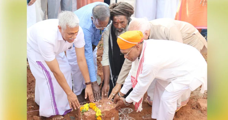 കോഴിക്കോട് കോട്ടൂളിയില്‍ വനവാസി വികാസകേന്ദ്രം സംസ്ഥാന ആസ്ഥാനം ഭാസ്‌കര്‍റാവു സ്മാരക ഗോത്ര
പഠന ഗവേഷണ കേന്ദ്രത്തിന് അഖില ഭാരതീയ വനവാസി കല്യാണാശ്രമം ദേശീയ അധ്യക്ഷന്‍ സത്യേന്ദസിങ്, ആര്‍എസ്എസ് ഉത്തര കേരളം പ്രാന്ത പ്രചാരക് ആ. വിനോദ് തുടങ്ങിയവര്‍ തറക്കല്ലിടുന്നു